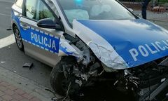 Sieradz. Finał policyjnego pościgu: rozbity radiowóz, trzy osoby w szpitalu