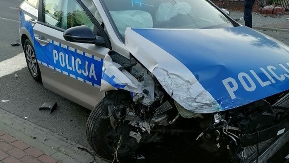 Sieradz. Finał policyjnego pościgu: rozbity radiowóz, trzy osoby w szpitalu