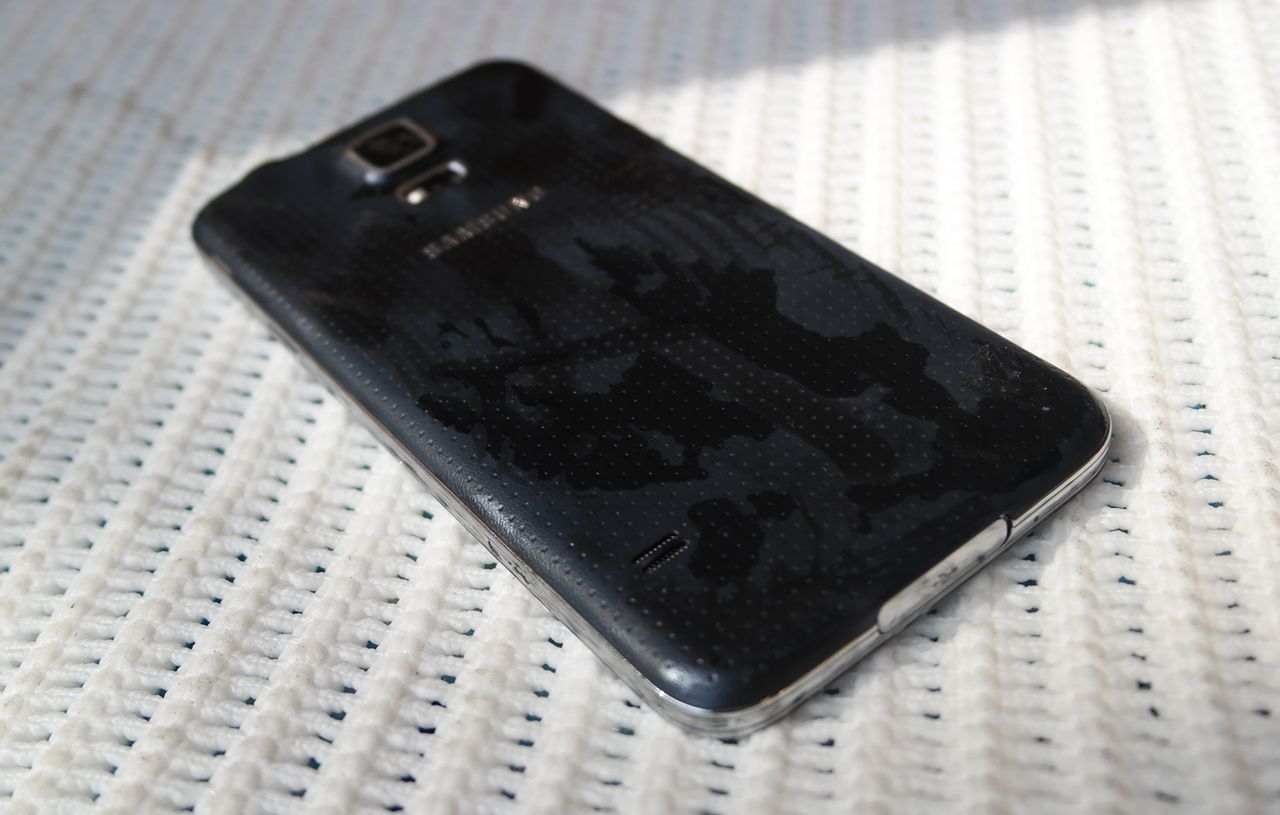 Wodoszczelność Galaxy S5 to świetna sprawa, ale nie obyło się bez kilku kompromisów 3
