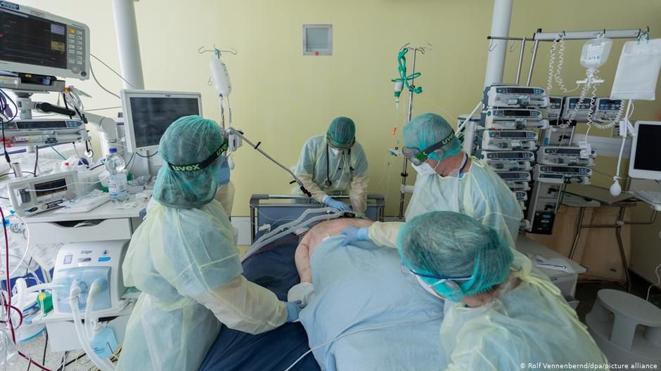 Lekarze na oddziale intensywnej opieki szpitala w Bonn (dpa)