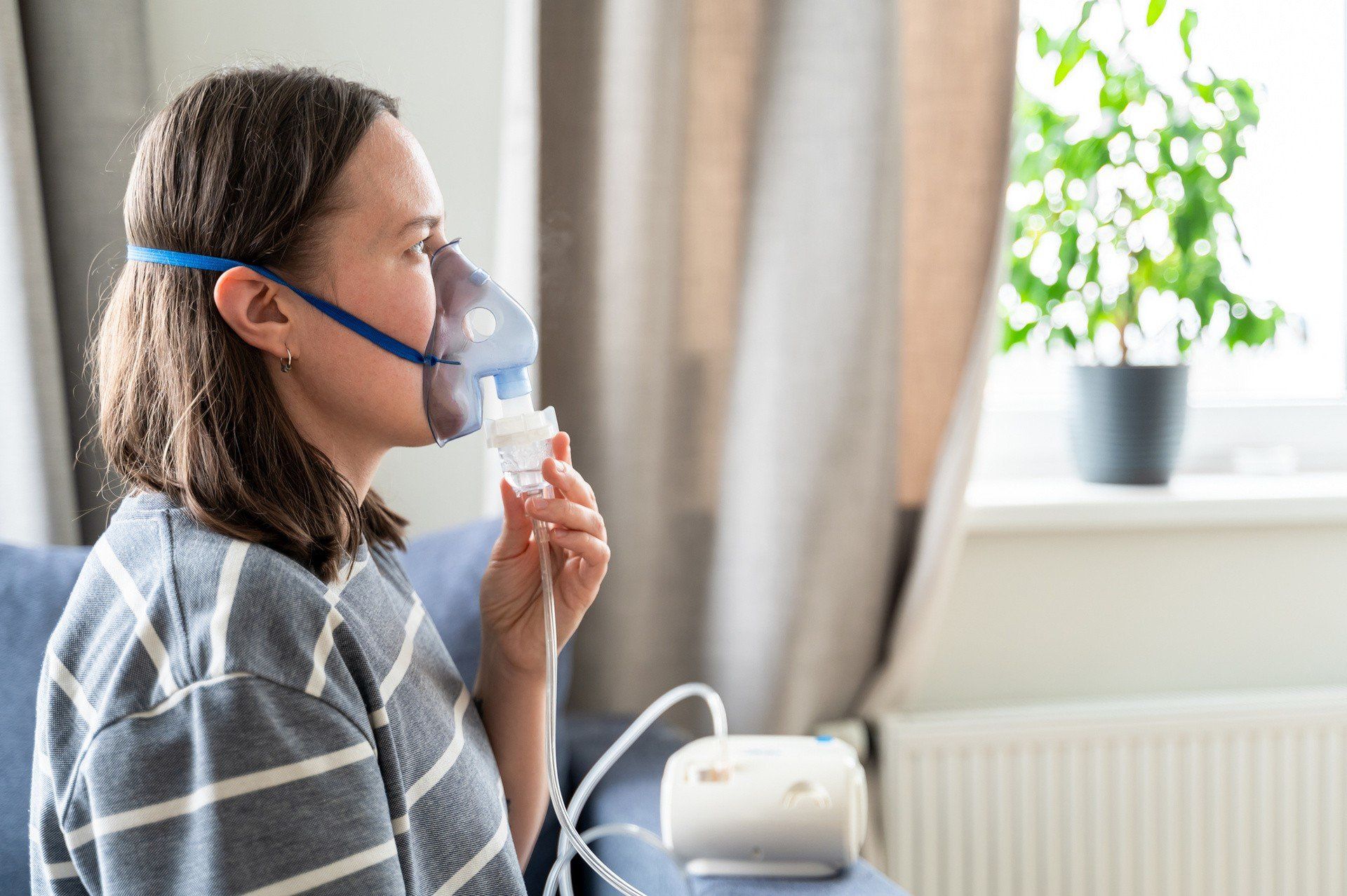 Inhalacje z soli fizjologicznej na kaszel, katar i zatoki. Kiedy wskazana jest nebulizacja? Wybierz najlepszą sól do inhalacji