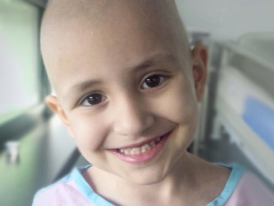 Samira choruje na neuroblastomę. 