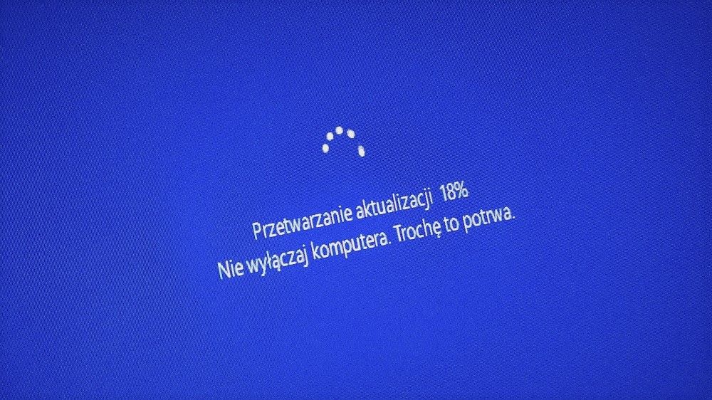 Ekran aktualizacji w Windows 10, który część obecnych użytkowników Windowsa 7 już wkrótce może na co dzień oglądać. Microsoft w praktyce zmusza do wymiany starego komputera na nowy.
