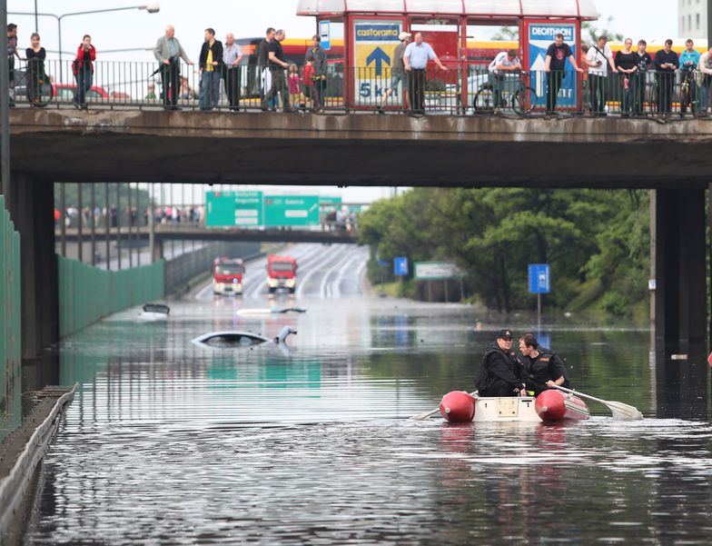 Strażacy kontrolują zatopione samochody na trasie AK <br/>w Warszawie