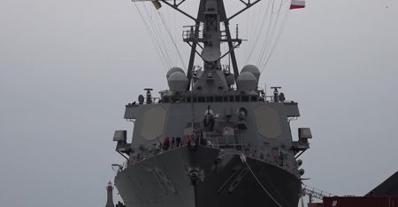 Amerykański niszczyciel w gdyńskim porcie. USS Porter wyposażony jest w zaawansowany radar wykrywania przeciwnika