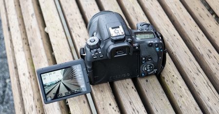Czy w Canonie 6D Mark II zobaczymy odchylany ekran?