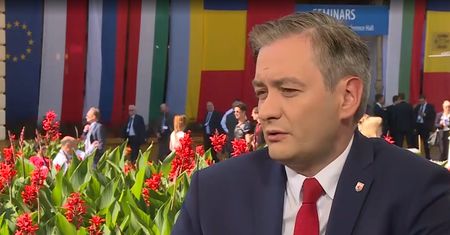 "Ten program przywraca godność". Robert Biedroń chwali poczynania PiS