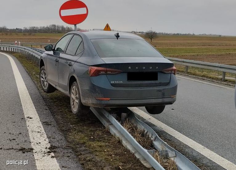 Kaskaderski manewr kierowcy. Policjanci szybko odkryli, co się stało