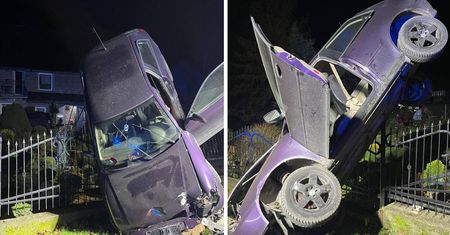 Wypadek w Ogorzelcu. Samochód zawisł na ogrodzeniu