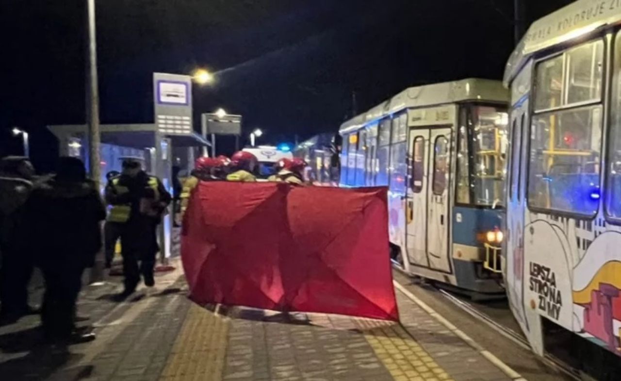 Przerażający wypadek we Wrocławiu. Ręka człowieka utknęła pod kołem tramwaju