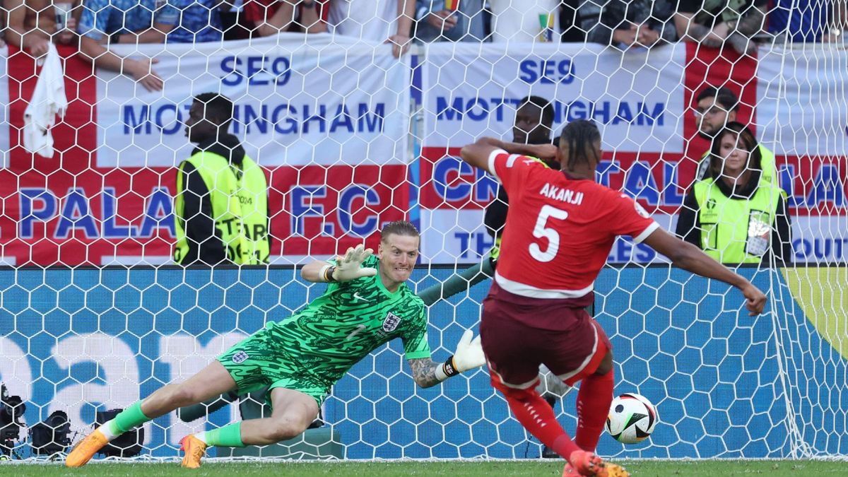 Getty Images / Carl Recine / Na zdjęciu: Maunel Akanji strzela karnego. Broni Jordan Pickford