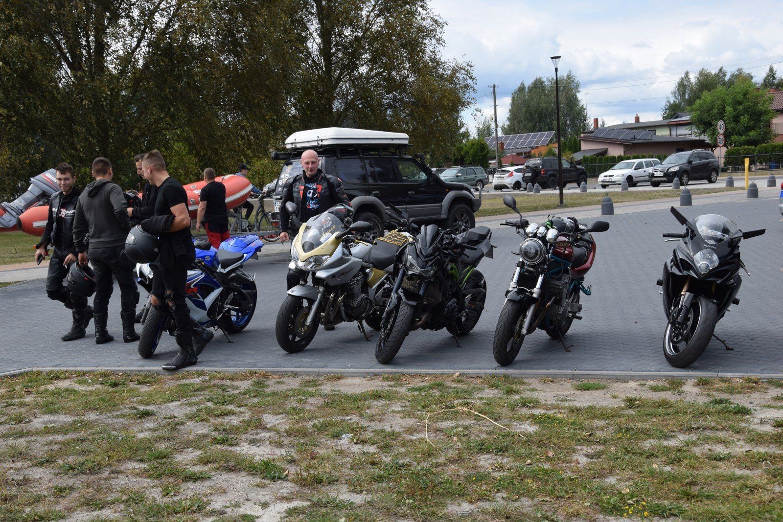 &#34;Kępina Moto Show 2025&#34; w Zduńskiej Woli. Nad zalewem coraz więcej ludzi i pojazdów, nie tylko z Łódzkiego