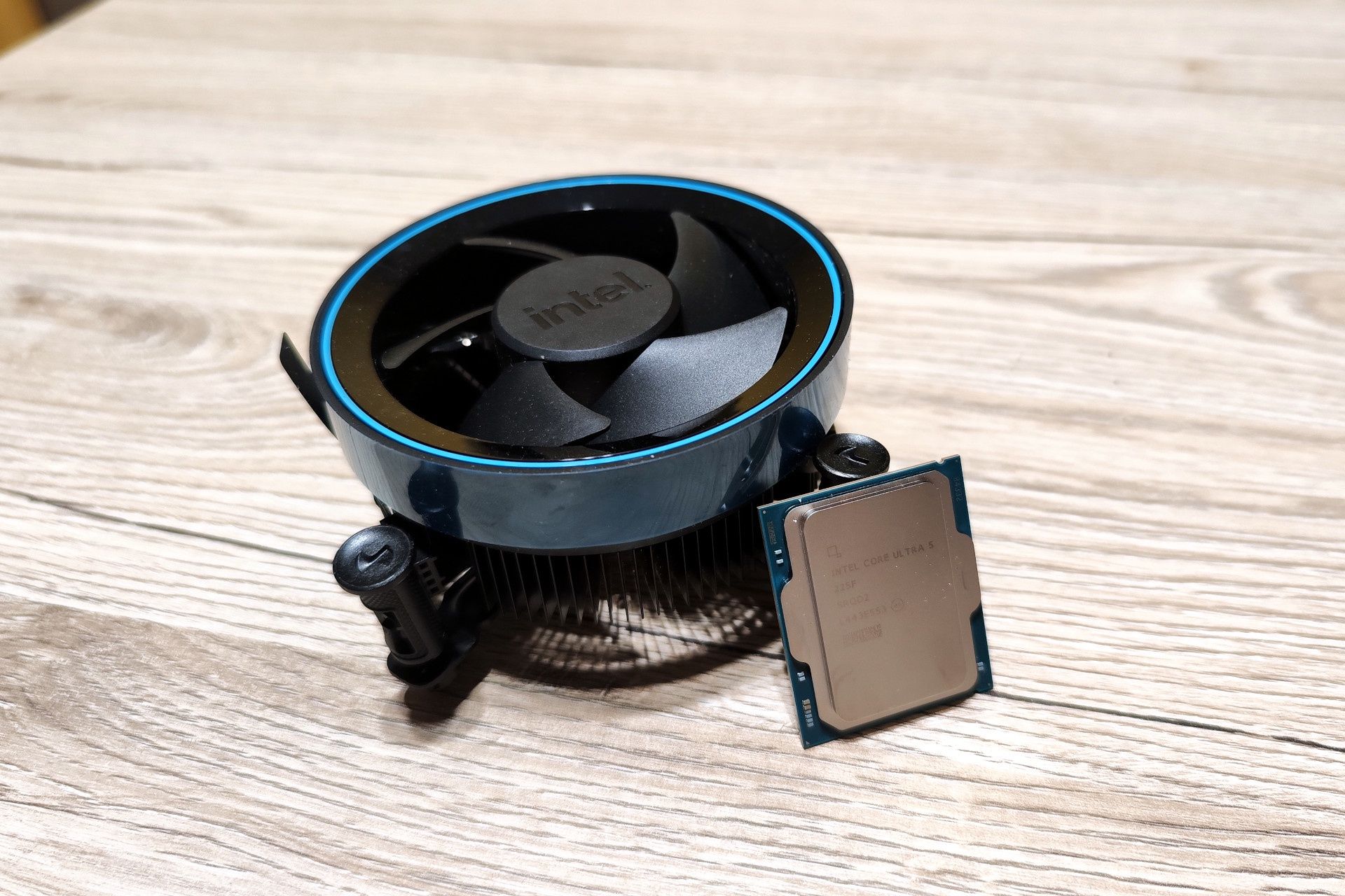 Intel Core Ultra 5 225F - chłodzenie procesora