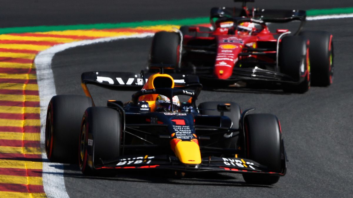 Zdjęcie okładkowe artykułu: Materiały prasowe / Red Bull / Na zdjęciu: Max Verstappen, a za nim Charles Leclerc