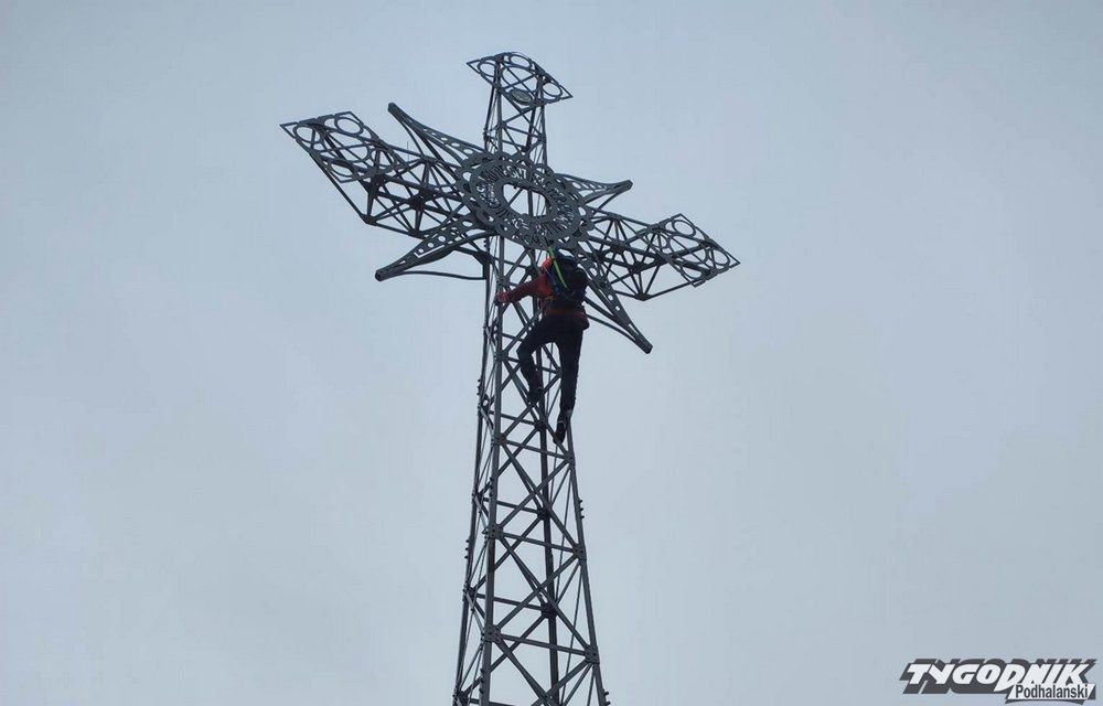 Turysta wspiął się w sobotę na metalowy krzyż na Giewoncie 