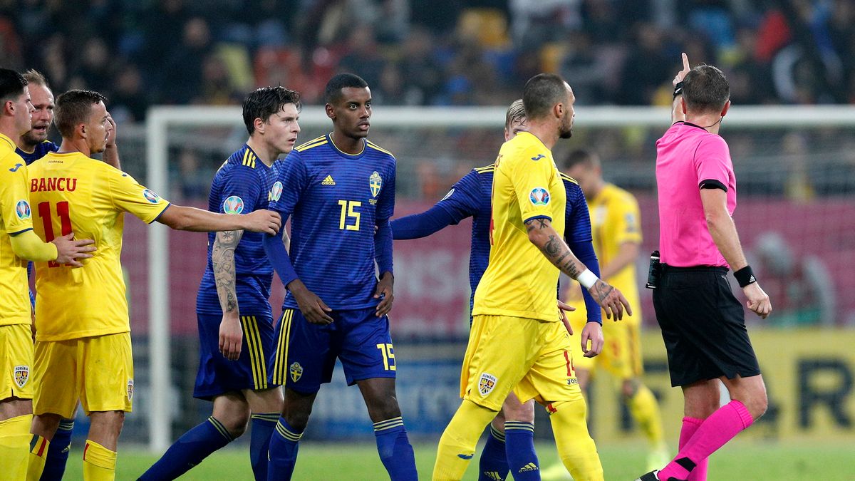 PAP/EPA / ROBERT GHEMENT / Na zdjęciu: piłkarze reprezentacji Szwecji (Alexander Isak z numerem 15) oraz Rumunii i sędzia