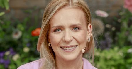 Wskoczyła w najmodniejsze jeansy na jesień. Optycznie wydłużają nogi