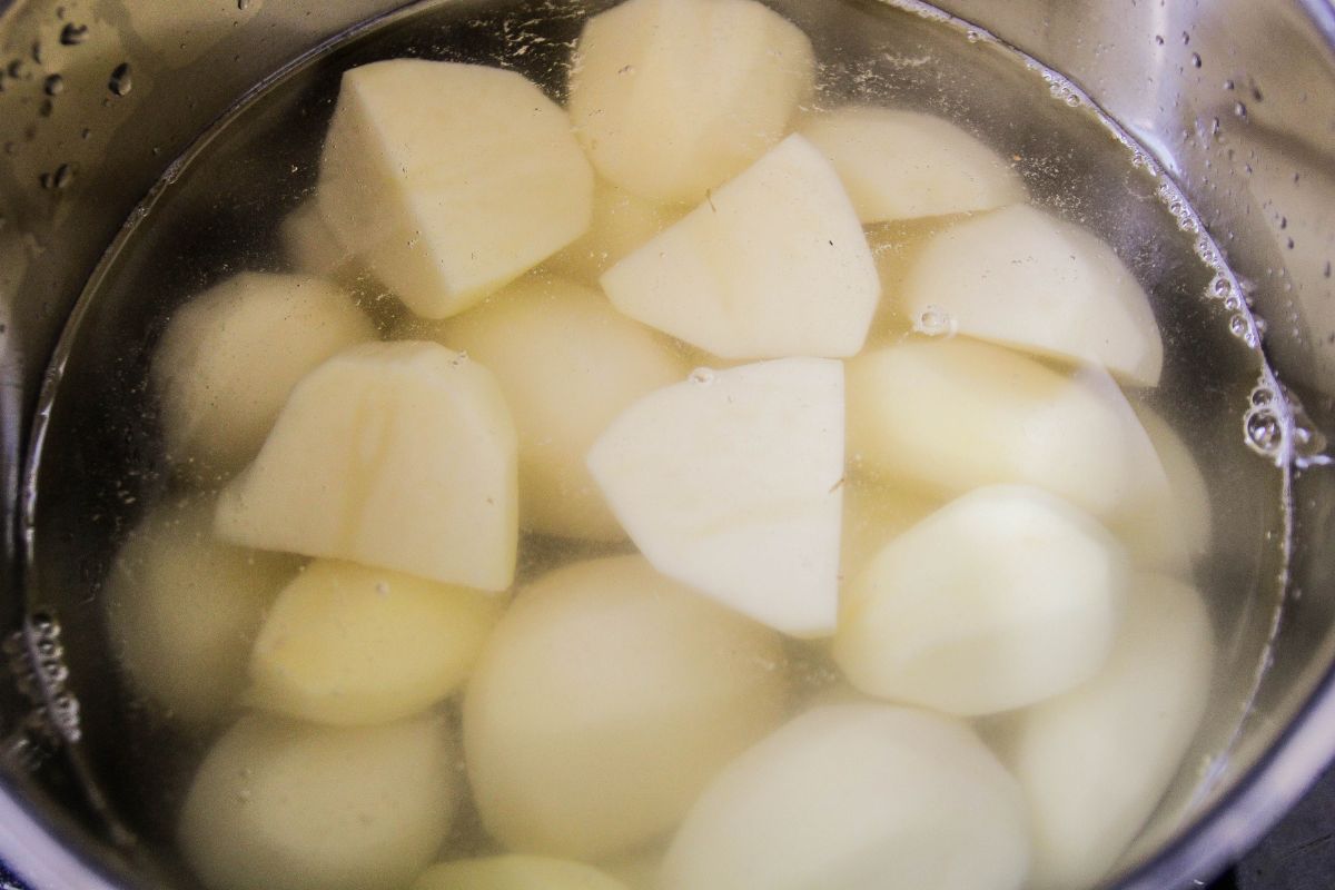 W jakiej wodzie należy gotować ziemniaki?