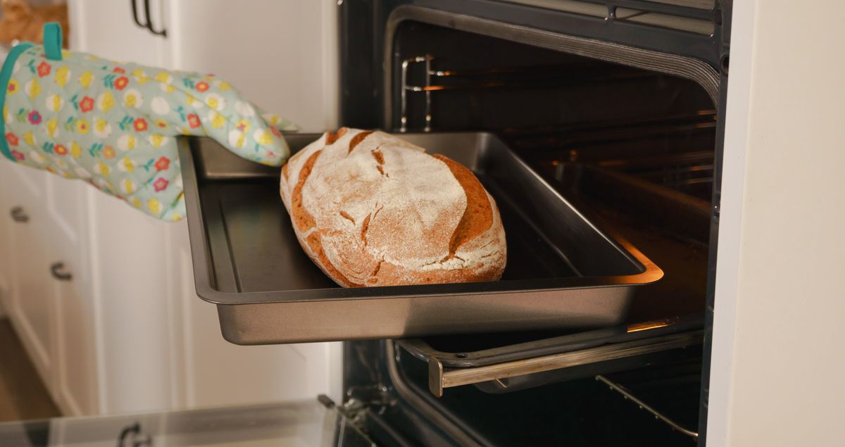 Chleb wypiekany w domowych warunkach smakuje równie dobrze co pieczywo kupione w piekarni