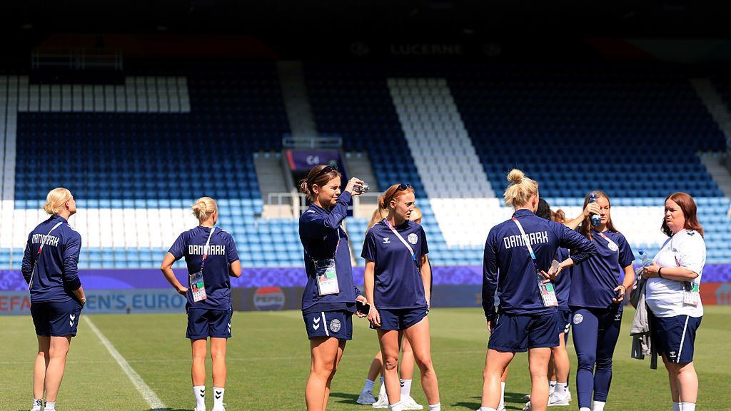 Getty Images / Fran Santiago - UEFA / Na zdjęciu: piłkarska reprezentacja Danii kobiet w Lucernie