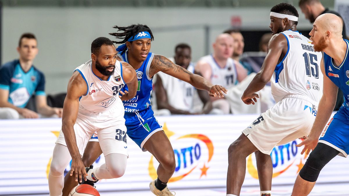 PAP / Tytus Żmijewski / Na zdjęciu: zawodnicy Polskiego Cukru Toruń Keyshawn Woods (L) i Carlton Bragg Jr (2P) oraz Deishuan Booker (L) i Adrian Bogucki (P) z Anwilu Włocławek