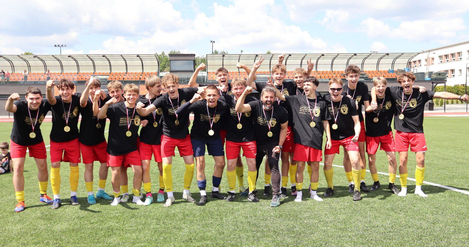 Piłkarski SMS Oświęcim awansował do śląskiej wojewódzkiej ligi juniorów starszych. Feta odbyła się po meczu z Koszarawą Żywiec 3:0.