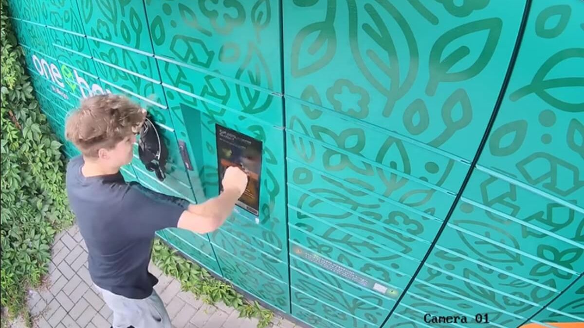 Wizerunek mężczyzny, który uszkodził paczkomat