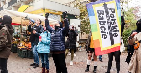 Strajk Kobiet. "Polskie Babcie" o akcji służb. "Dopadło nas 30 policjantów, zrobiło się granatowo"
