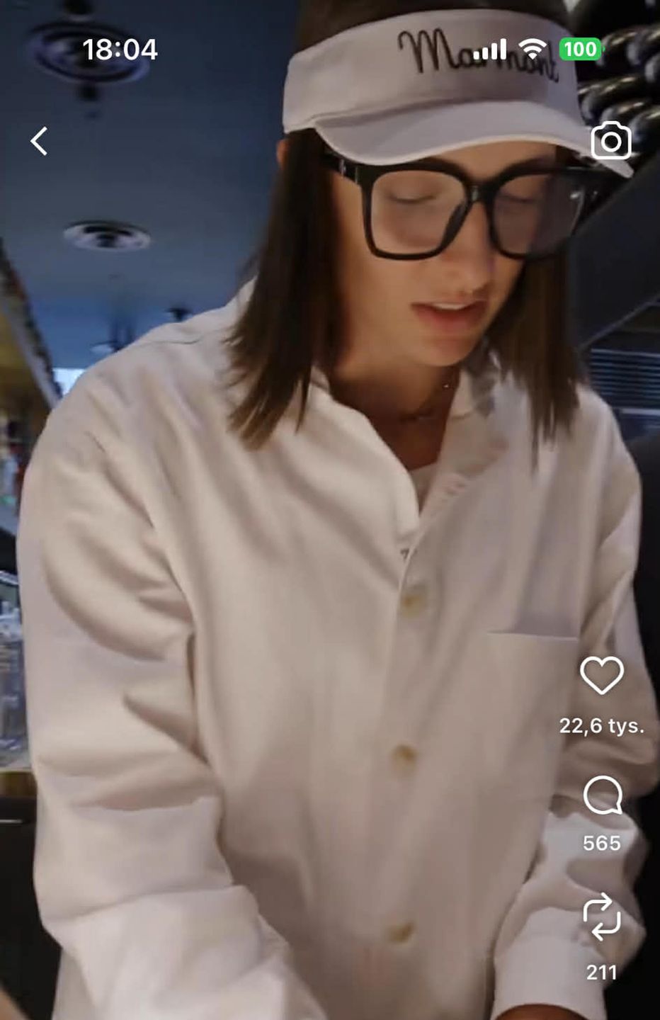 Iga Świątek kelneruje w restauracji