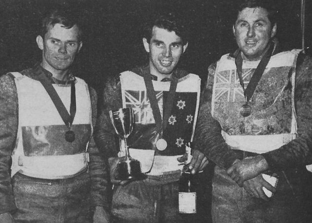 Od lewej: Antoni Woryna, Ivan Mauger i Barry Briggs na podium finału europejskiego na Wembley w 1966 roku. W finale światowym Briggs i Woryna również znaleźli się w czołowej trójce, a Mauger był czwarty.