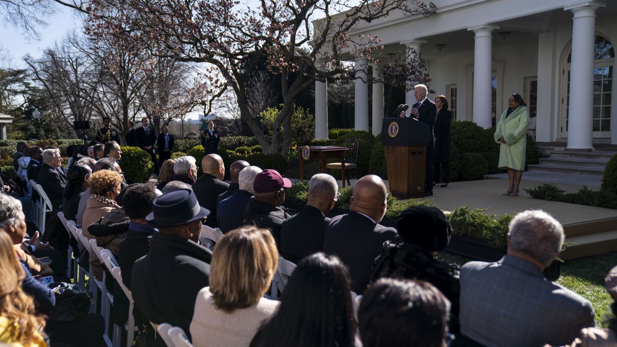 Na zdjęciu dziennikarze na konferencji prasowej przed Białym Domem