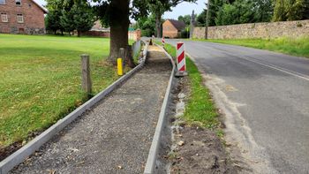 Nowy chodnik przy drodze wojewódzkiej w Rossoszycy na ukończeniu