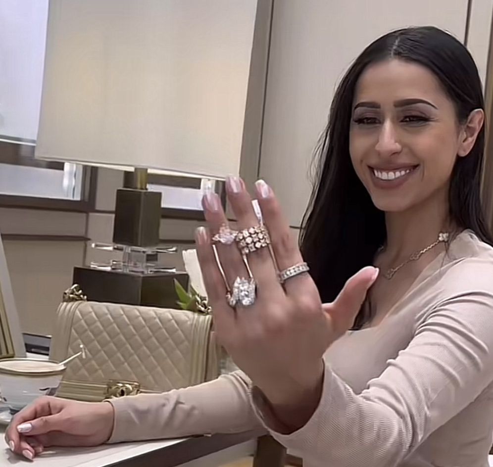 Linda prezentuje pierścionki warte 9 milionów dolarów.