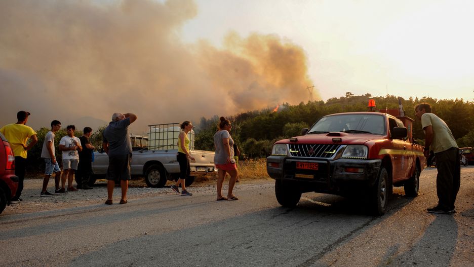 Wildfire on Rhodes islandepa09386240 Tourists and residents watch a wildfire  in the area of Kalamonas, Rhodes island, Greece, 01 August 2021. Half of the island of Rhodes does not have electricity due to a fire that is in progress in the area Kalamonas. Strong firefighting forces are battling the blaze while the valley of Butterflies and Kalamonas military camp was evacuated for precautionary reasons.  EPA/DAMIANIDIS LEFTERIS Dostawca: PAP/EPA.DAMIANIDIS LEFTERIS