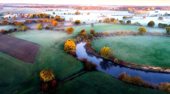Romantyczna rzeka. Piękna dolina rzeki Leine