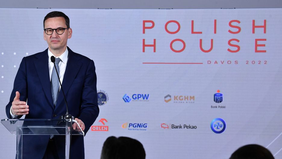 Davos, Szwajcaria, 24.05.2022. Premier Mateusz Morawiecki podczas keynote przed panelem "What it Takes to Attract New Investors to CEE?" w trakcie Światowego Forum Ekonomicznego w Davos, 24 bm. Tegoroczne Światowe Forum Ekonomiczne będzie poświęcone najważniejszym problemom, m.in. wojnie na Ukrainie, pandemii Covid-19, zmianom klimatu i kryzysom ekonomicznym. (jm) PAP/Radek Pietruszka