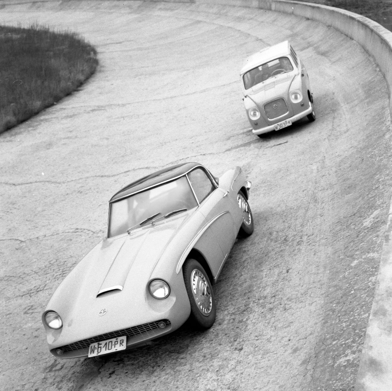 Warszawa, 01.05.1960. Samochod Syrena Sport; w tle Syrena Mikrobus (Syrena Kombi). Fot. Zbyszko Siemaszko / FORUM