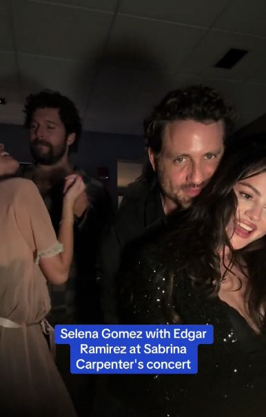 Selena Gomez podczas tańca z kolegą z planu.