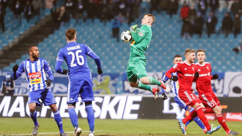 Newspix / LUKASZ GROCHALA/CYFRASPORT  / Thomas Daehne (w zielonej koszulce) próbuje złapać piłkę 