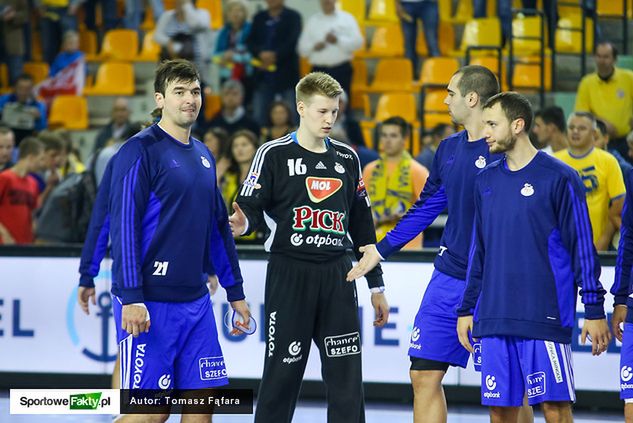 Piotr Wyszomirski (nr 16) jest graczem MOL-Pick od sezonu 2014/15