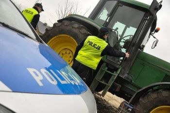Pijany traktorzysta spowodował kolizję i uciekł. Zamiast na randkę trafił do aresztu