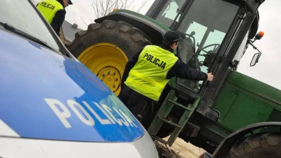 Pijany traktorzysta spowodował kolizję. Zdjęcie poglądowe
