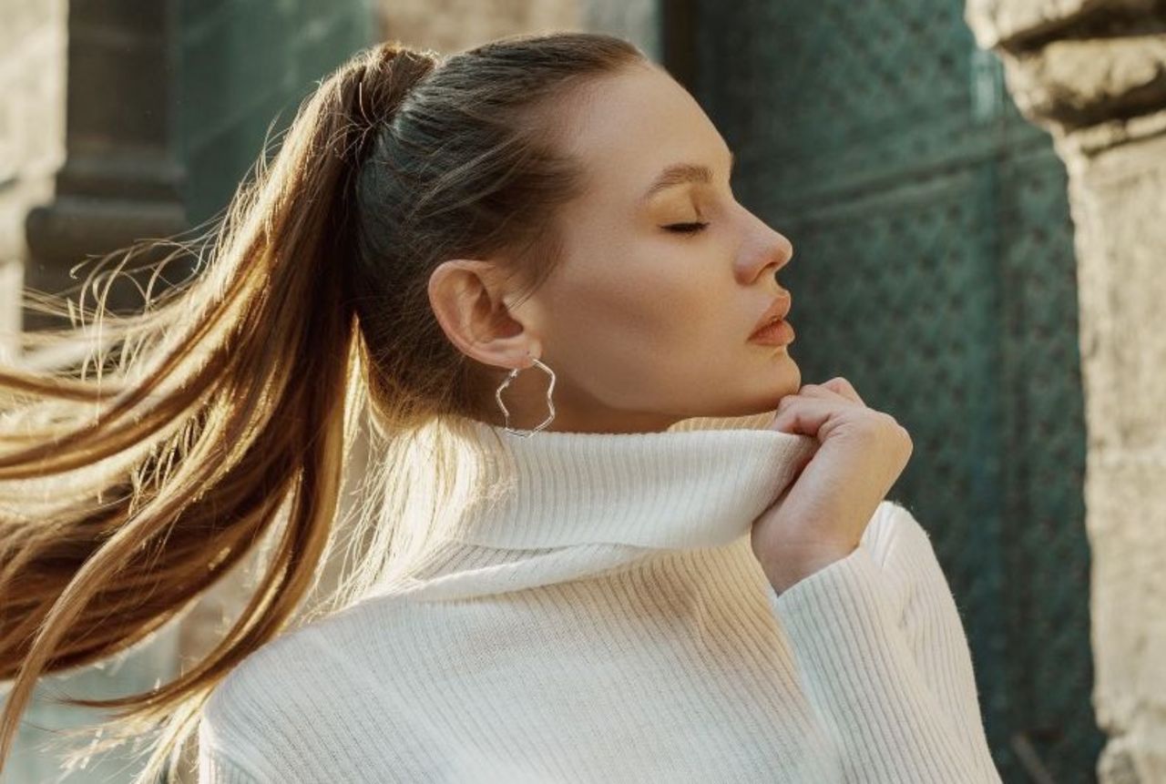 Te swetry to must have na każdą jesień i zimę! Golfy damskie, kardigany i inne modne modele