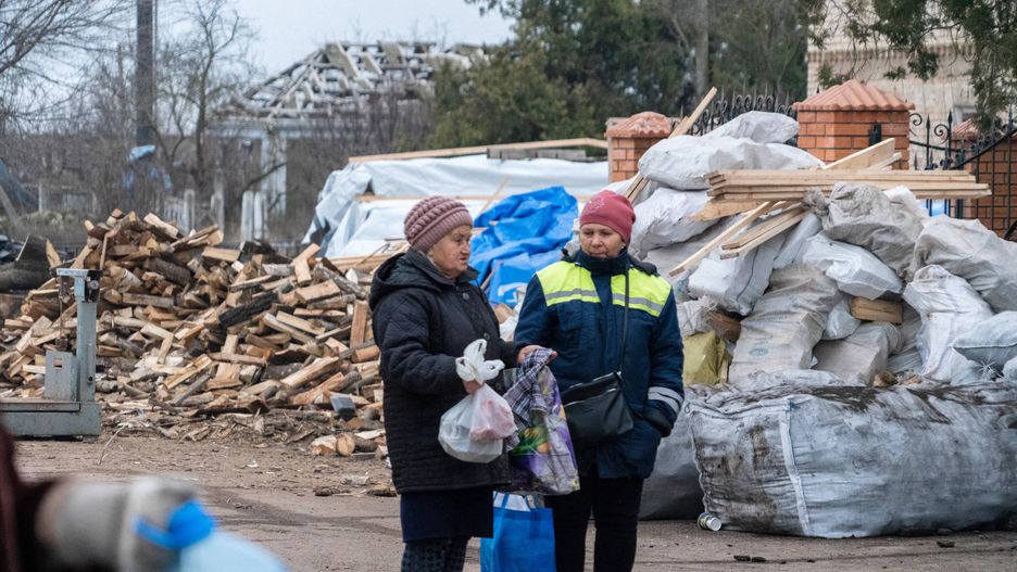 Daily Life In Kherson Region During The War - Ukraine
Les villages se repeuplent en partie apr?s l'occupation russe dans la r�gion de Kherson. Les conditions de survie au milieu des d�combres sont tr?s difficiles : ni eau, ni �lectricit�, ni gaz. Le village en photo est ? 85% d�truit... Une tente de survie a �t� install�e au milieu du village et les maisons �pargn�es organisent des cuisines collectives pour les habitants, une autre maison sert de lieu de recharge des batteries t�l�phone et de repos. Quelques volontaires r�parent les toits des maisons encore debout et des humanitaires amenant des repas pr�par�s. - The villages were partly repopulated after the Russian occupation in the Kherson region. The conditions of survival in the middle of the rubble are very difficult: no water, no electricity, no gas. The village in the photo is 85% destroyed... A survival tent has been set up in the middle of the village and the spared houses organize collective kitchens for the inhabitants, another house serves as a place to recharge phone batteries and rest. A few volunteers repair the roofs of houses still standing and humanitarians bringing prepared meals. Kherson Region, Ukraine, on January 10, 2023. Photo by Herve Lequeux/BePress/ABACAPRESS.COM 
Dostawca: PAP/Abaca
BePress/ABACA
Conflict, Daily Life, Destroyed, Illustration, Russia Ukraine Crisis, Russia-Ukraine Crisis, Russia-Ukraine War, Stock, Ukraine Russia Crisis, Ukraine Russia War, Ukraine-Russia Crisis