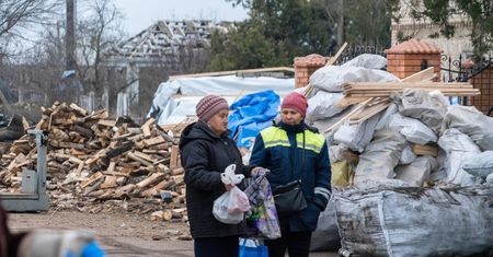 Ludzie wpadają w panikę. "Wręczają siłowo"