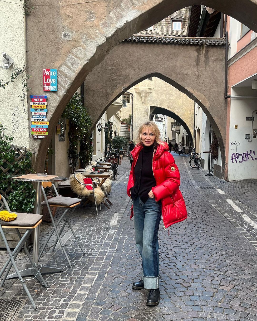 Beata Ścibakówska w czerwonej puchówce 