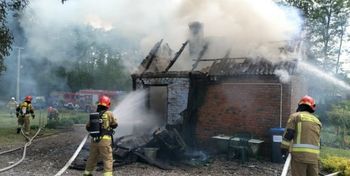 Pożar domu w Łukawie. Kobieta trafiła do szpitala