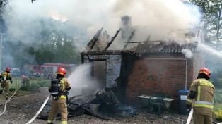 Pożar domu w Łukawie. Kobieta trafiła do szpitala