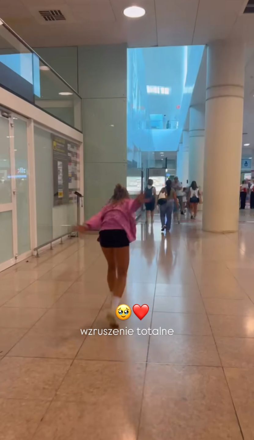 Córki powitały Annę Lewandowską na lotnisku