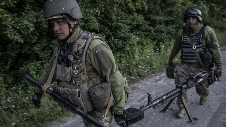 Ukraina - archUkrainian soldiers from the 95th Air Assault Brigade carry weapons as they head toward the frontline near the city of Kramatorsk in Ukraine's eastern Donetsk region, on Wednesday, May 25, 2022. Ukrainian officials say Russia is likely to resort to siege tactics as it tries to encircle and capture Sievierodonetsk and other cities in the Donbas region. (Finbarr O'Reilly/The New York Times)FINBARR O'REILLY